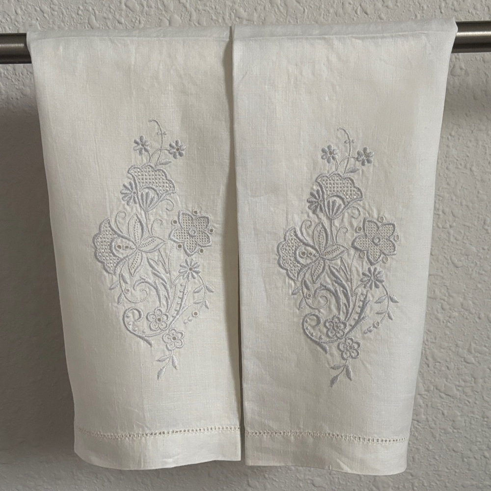 Linen-cotton guest towels
Embroidered